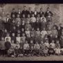 Fargnoli, Valentí (1922) Imatge en blanc i negre dels alumnes de l'escola de Verges amb el mestre Isidre Macau